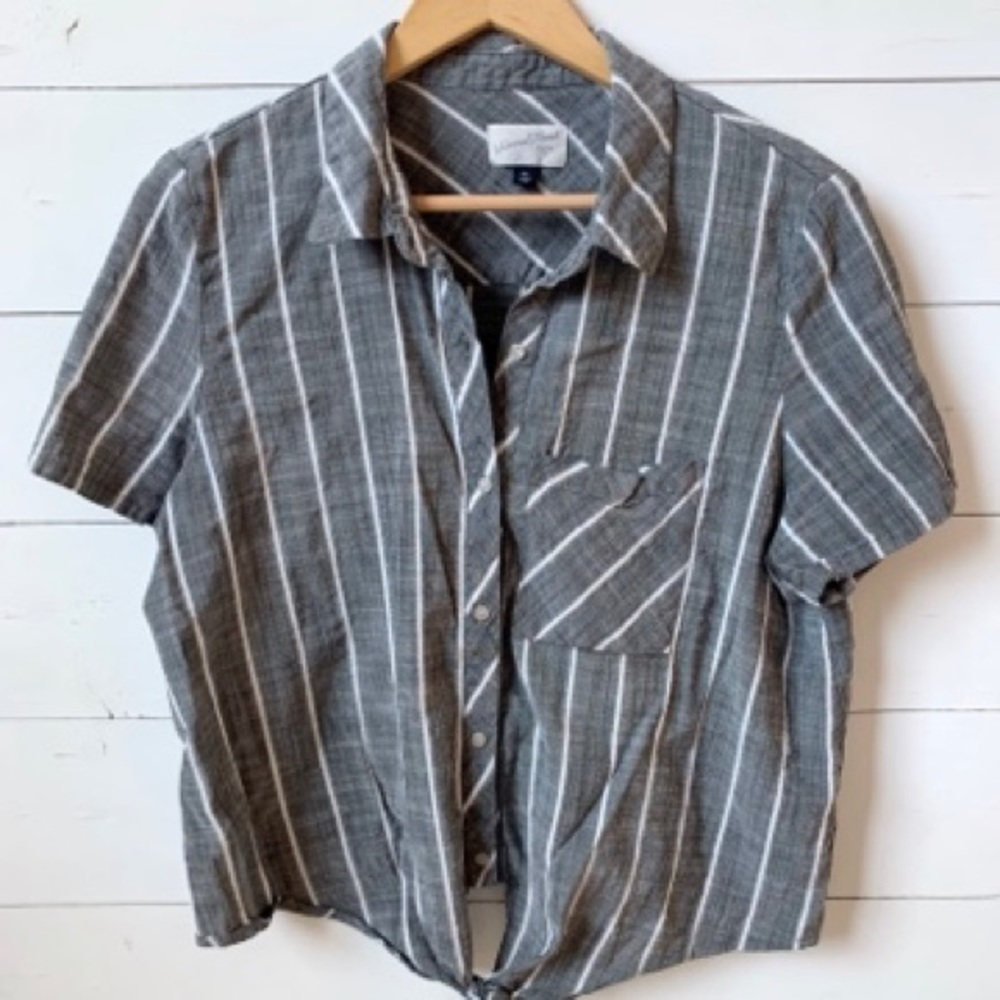 Universal Threads button down tie front top